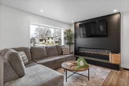 3 bed,2 bath Luxury & Private Turf Yard