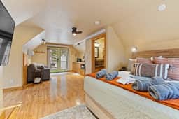 Studio, secluded, HOT TUB, Couples Perfect Getaway