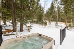 Studio, secluded, HOT TUB, Couples Perfect Getaway