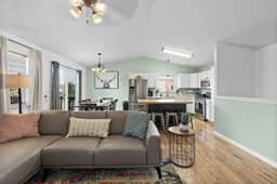 5 Beds, Hot Tub, Fenced Backyard