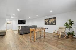 5 Beds, Hot Tub, Fenced Backyard