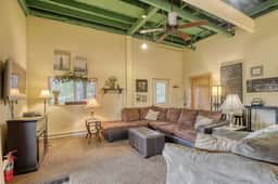 13 beds, Hot tub, flat parking, Terry Peak!