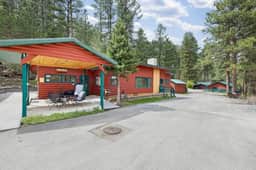 The Pondo: Cabin 2 King size bed, near Deadwood