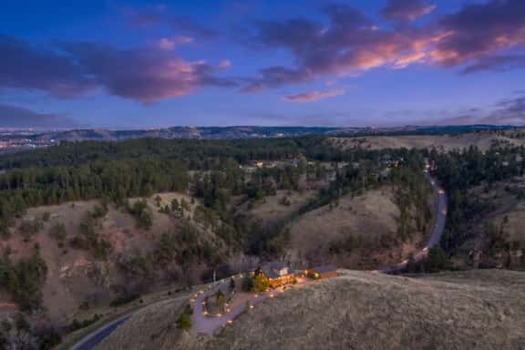 Log cabin on a canyon, panoramic hills, 3 levels - Image 1