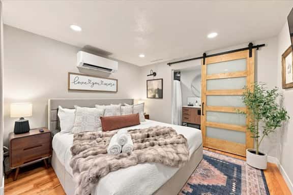Boutique Studio Cabin · Hot Tub & Creek Access - Image 1