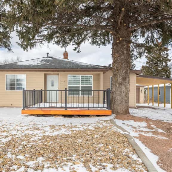 3 Bed 2 Bath, Golf Course and Fully Fenced Yard! - Image 1