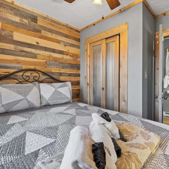 Walsh's Studio Cabin - Image 1
