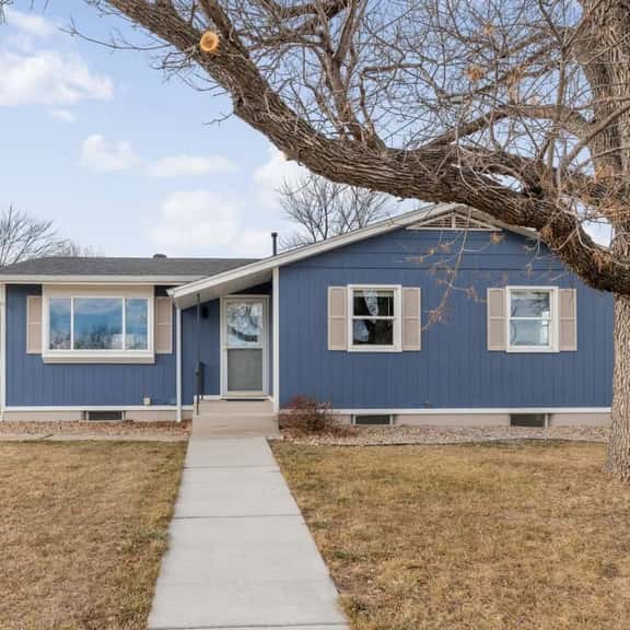 3 bed,2 bath Luxury & Private Turf Yard - Image 1