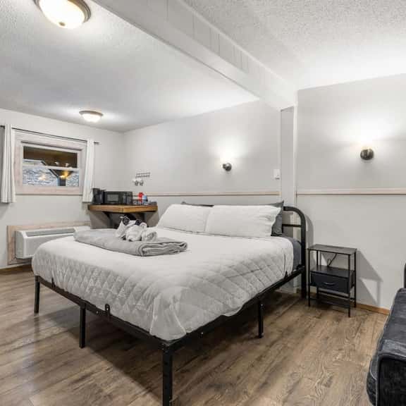 Room 18 – King Bed - Image 1