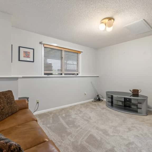 Heated pool, views, chef's kitchen, 3 levels - Image 1
