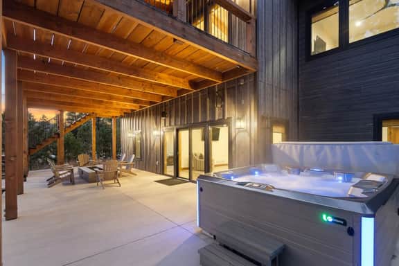 Sleeps 14, Hot tub, OutdoorFireTable, HeatedGarage