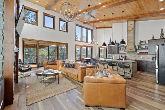 Sleeps 14, Hot tub, OutdoorFireTable, HeatedGarage