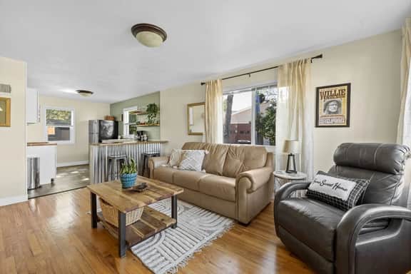 Pet friendly, Hot Tub, 2 bedroom, Canyon lake!