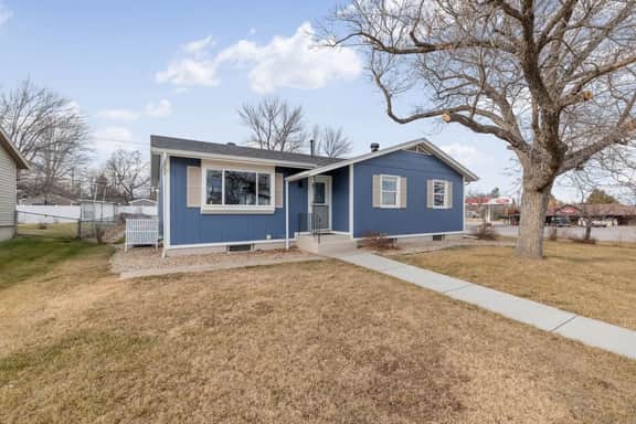 3 bed,2 bath Luxury & Private Turf Yard