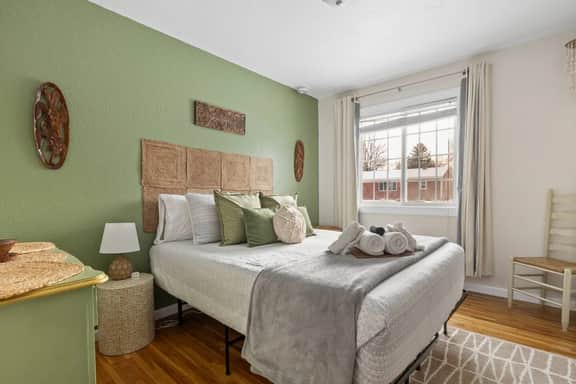 Boho Bliss: 3 Bedroom, Fenced Yard