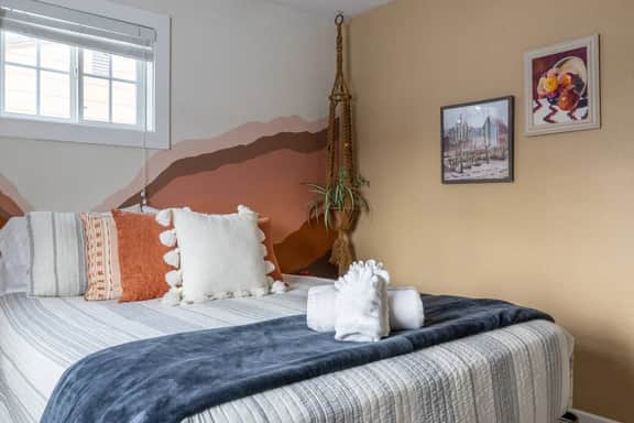 Boho Bliss: 3 Bedroom, Fenced Yard