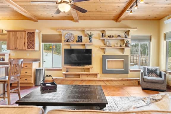 Cozy Cabin: Private Hot Tub, Starlink & Nature