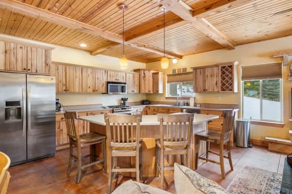 Cozy Cabin: Private Hot Tub, Starlink & Nature