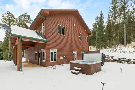 Cozy Cabin: Private Hot Tub, Starlink & Nature