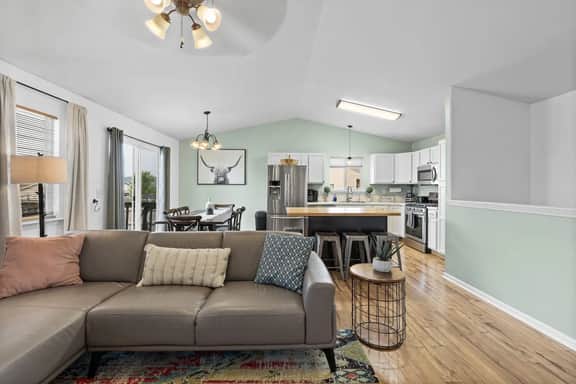 5 Beds, Hot Tub, Fenced Backyard