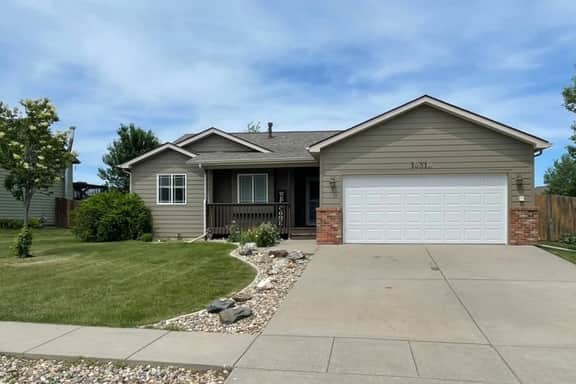 5 Beds, Hot Tub, Fenced Backyard