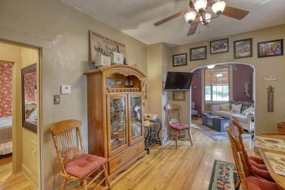 13 beds, Hot tub, flat parking, Terry Peak!