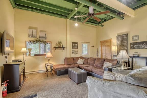 13 beds, Hot tub, flat parking, Terry Peak!