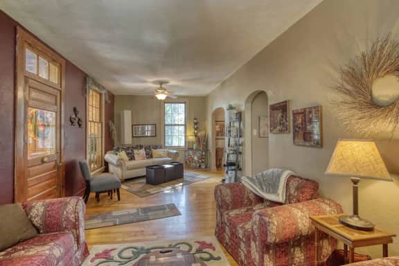 13 beds, Hot tub, flat parking, Terry Peak!