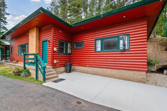 The Pondo: Cabin 2 King size bed, near Deadwood
