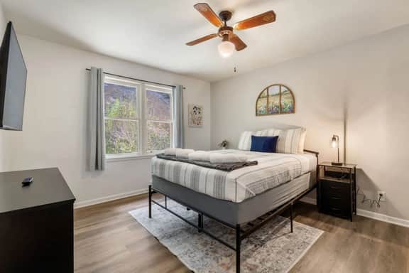 The Pondo: Cabin 1, 2 bedroom, 2 bed, kitchen