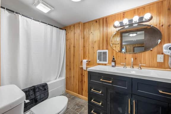 The Pondo: Room 20 – Spacious Stay - Image 2