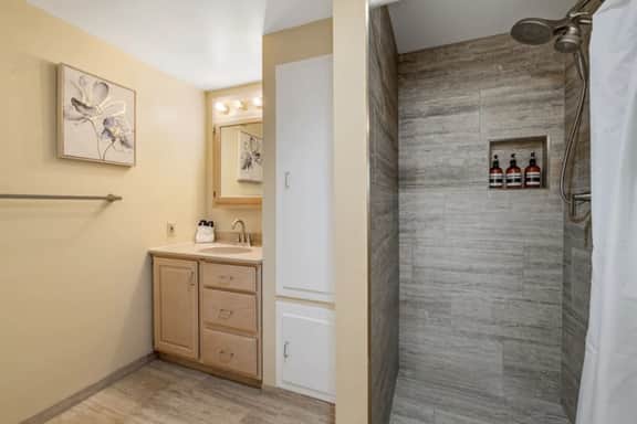 Heated pool, views, chef's kitchen, 3 levels - Image 3
