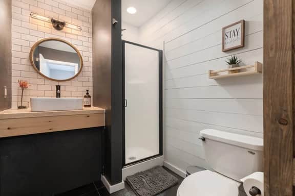 Downtown Modern-Farmhouse Studio with Hot Tub - Image 4