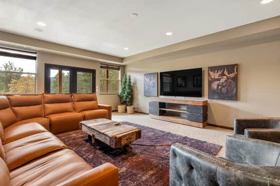 Private: 10 Beds, Hot Tub & Forest Views Near Lead - Image 4