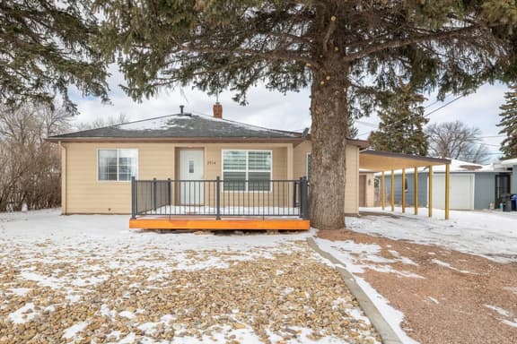3 Bed 2 Bath, Golf Course and Fully Fenced Yard!