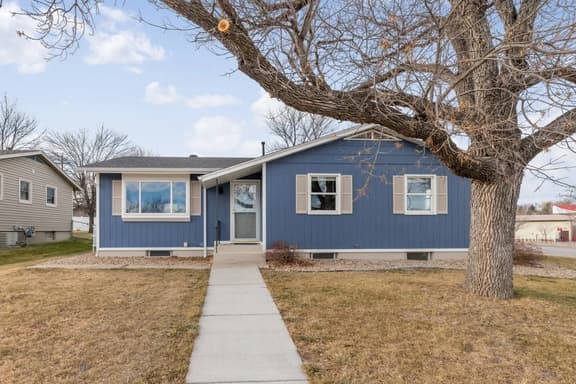 3 bed,2 bath Luxury & Private Turf Yard