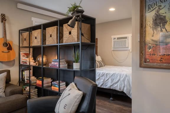 Downtown Modern-Farmhouse Studio with Hot Tub