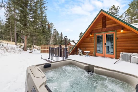 Studio, secluded, HOT TUB, Couples Perfect Getaway