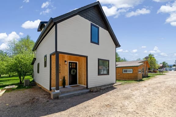 Modern Farmhouse | HotTub + Walk to Crow Peak Brew