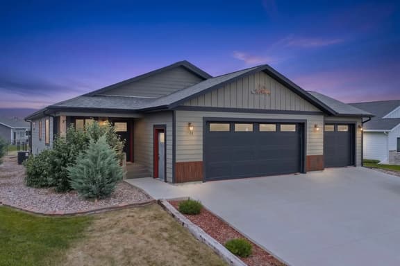 3BR 2BA, Spearfish Retreat, Deck & Fenced Yard