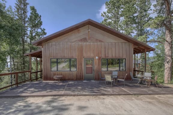 13 beds, Hot tub, flat parking, Terry Peak!