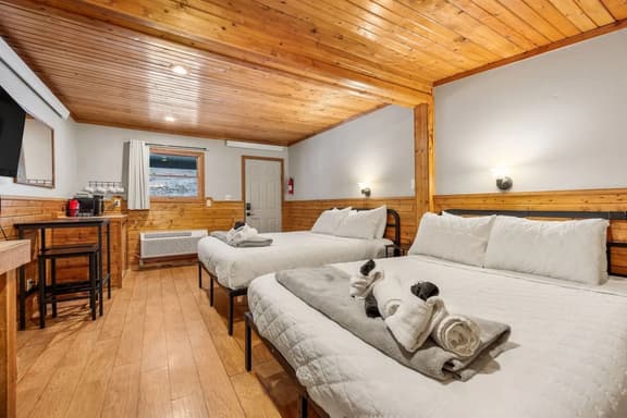 Room 17 – Queen Beds - Image 1