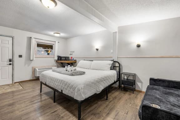 Room 18 – King Bed - Image 1