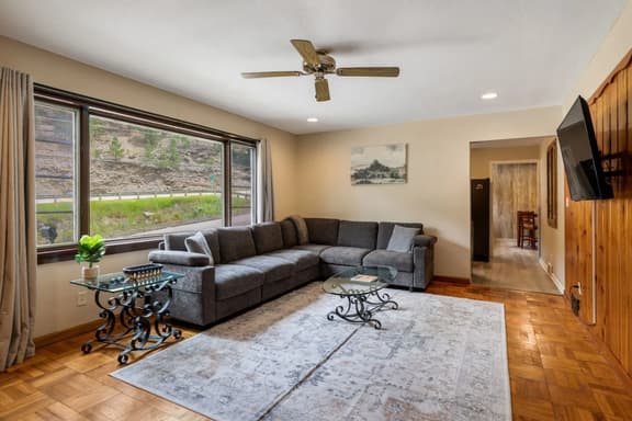 The Pondo: Cabin 1, 2 bedroom, 2 bed, kitchen