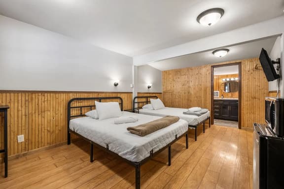 The Pondo: Room 20 – Spacious Stay - Image 1