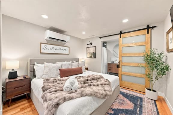 Boutique Studio Cabin · Hot Tub & Creek Access - Image 1